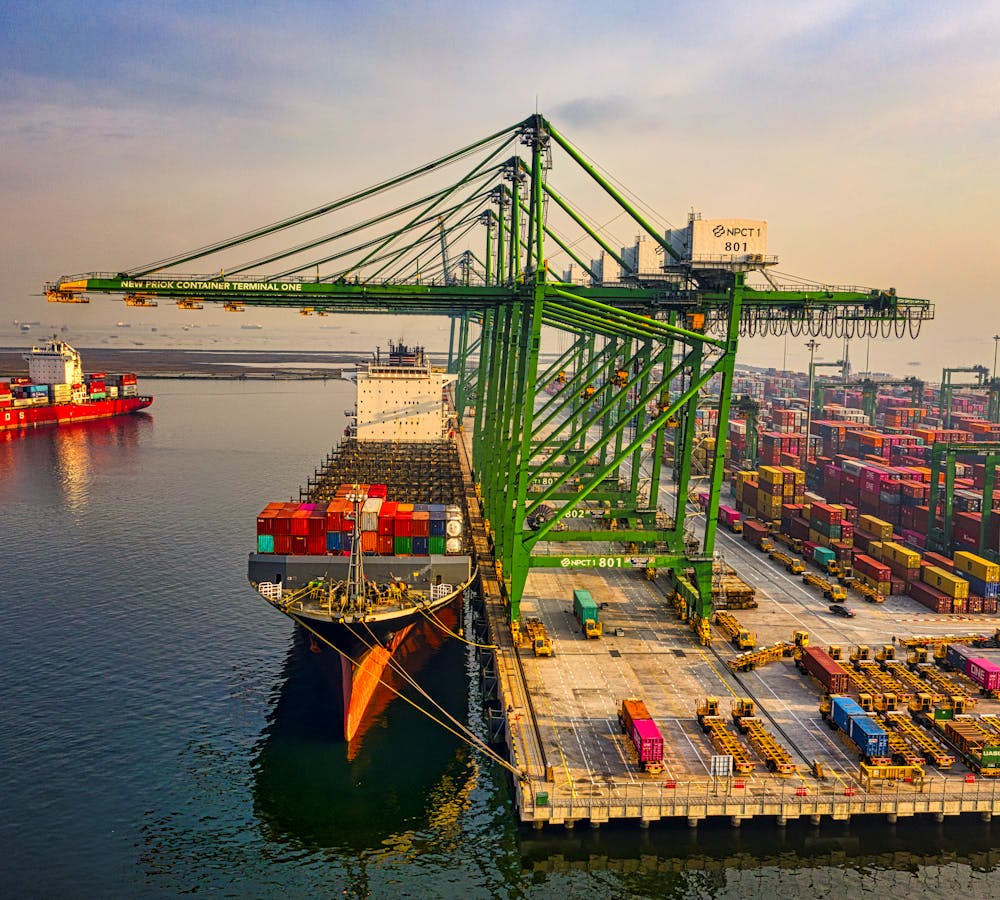 pexels-photo-3856440-2 container sales and leasing